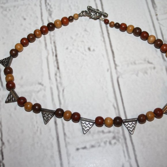 Beautiful wooden and silver triangle necklace 17" toggle clasp - Picture 2 of 5
